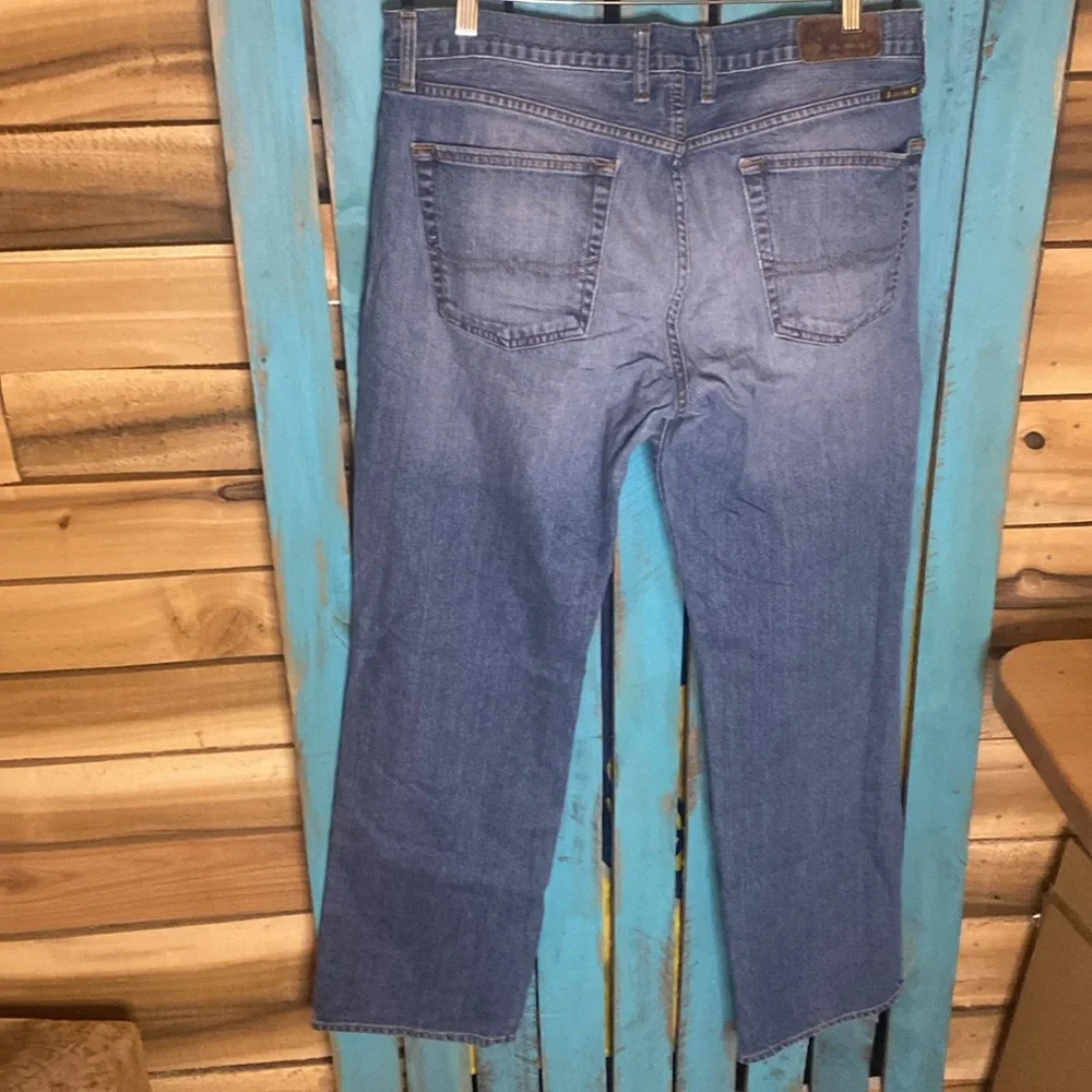 Lucky Brand Y2K straight leg jeans size 34x33 lightly distressed cotton denim